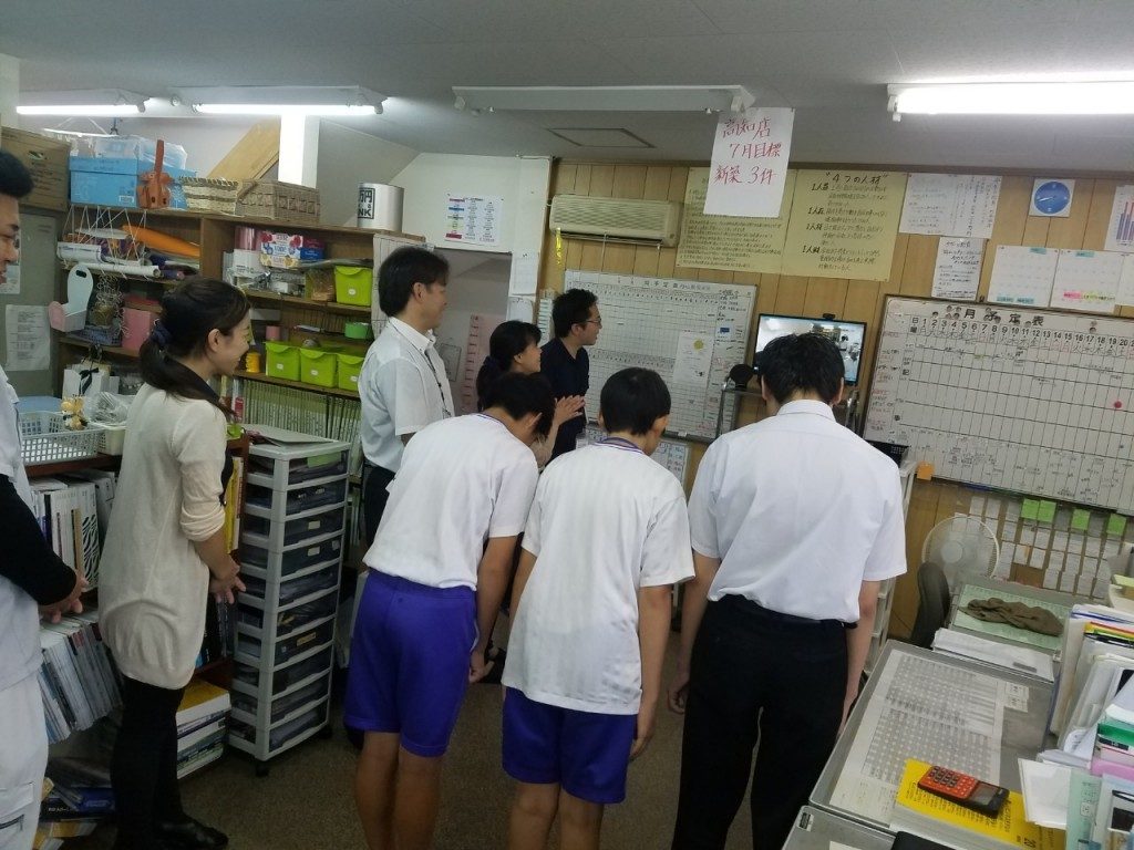 シオミホームイング高知西店へと中学生が職場体験に来た時の写真です。