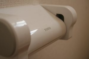 岡山県倉敷市Y様邸の新築完成写真のトイレの紙巻き機です。