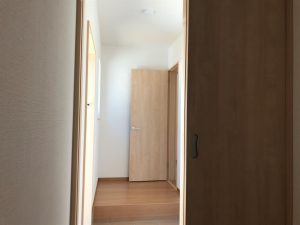 岡山県赤磐市M様邸の新築完成写真の玄関です。