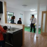 「シングルマザーのための家」を建てているサンブランドハウス高知東店の見学会の様子です。