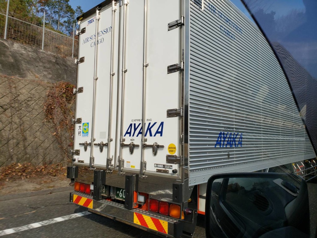 サンブランドハウスの山下が大阪に行く途中に見つけたトラックです。