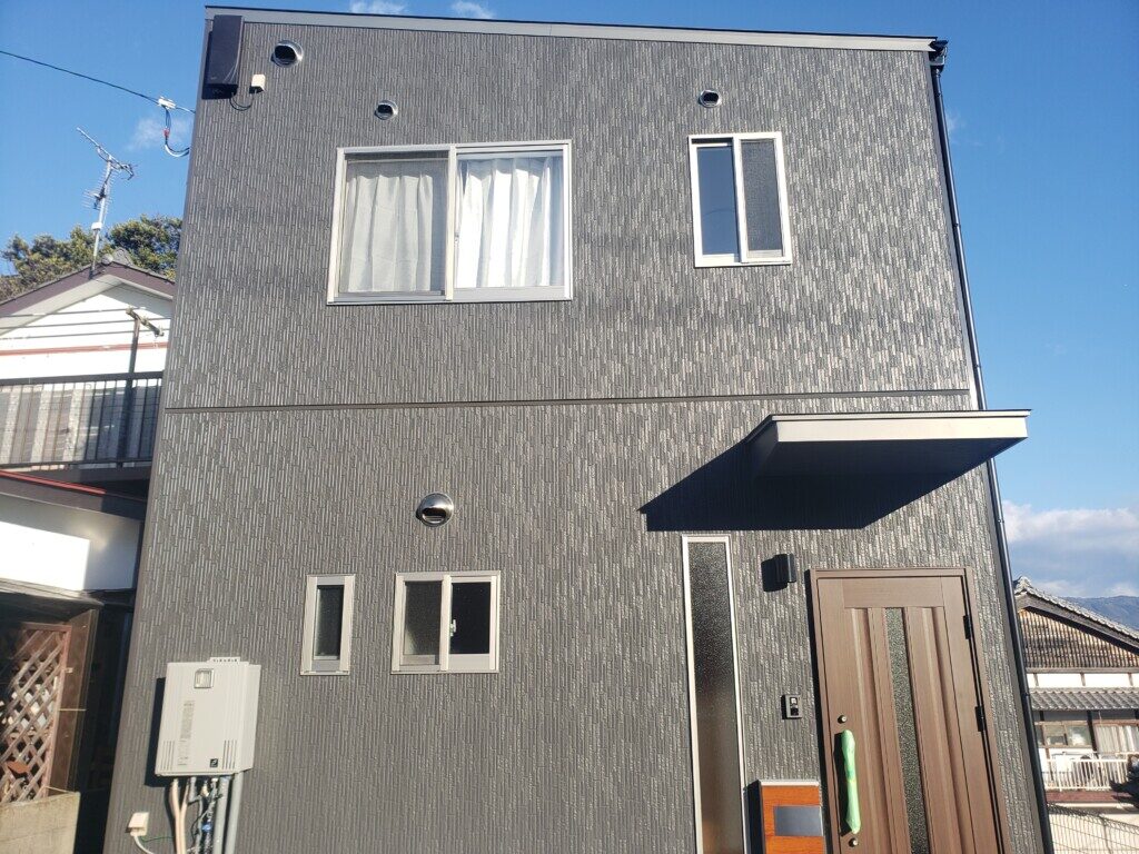 高知市神田Y様邸の新築完成写真の、正面外観写真です。