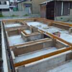 高知県土佐市で新築工事建築中のYさん邸のベース打ちの写真です。